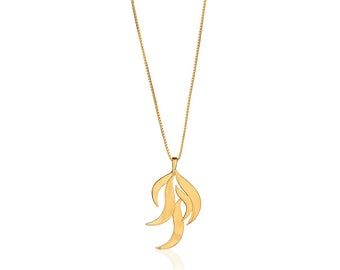 Pode incluir: Um colar de ouro com um pingente em forma de folha estilizada. O pingente é feito de várias peças de metal sobrepostas, criando um efeito de camadas.