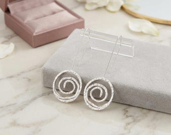 Handgjorda hamrade spiralörhängen i sterlingsilver: Boho-hängande smycken