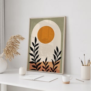 Op de afbeelding: Abstracte kunstprint met een kleurenschema in groen, oranje en bruin. De print bevat een grote oranje cirkel, twee zwarte gestileerde planten en een boogvorm.