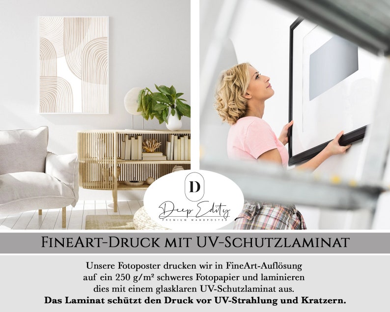 Op de afbeelding: Een witte en bruine abstracte geometrische poster met een zwarte lijst wordt opgehangen aan een witte muur. De poster is gedrukt op dik, hoogwaardig papier en gelamineerd met een UV-beschermende coating. "FINEART-DRUCK MIT UV-SCHUTZLAMINAT" staat in zwarte tekst onderaan de afbeelding. "Unsere Fotoposter drucken wir in FineArt-Aufl&ouml;sung auf ein 250 g/m&sup2; schweres Fotopapier und laminieren dies mit einem glasklaren UV-Schutzlaminat aus. Das Laminat sch&uuml;tzt den Druck vor UV-Strahlung und Kratzern." staat in zwarte tekst onder de titel.