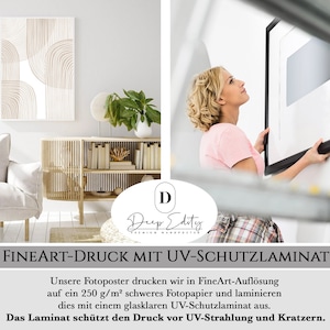 Puede incluir: Un p&oacute;ster de impresi&oacute;n geom&eacute;trica abstracta blanco y marr&oacute;n con un marco negro se est&aacute; colgando en una pared blanca. El p&oacute;ster est&aacute; impreso en un papel grueso de alta calidad y laminado con un revestimiento protector UV. "FineArt-Druck mit UV-Schutzlaminat" est&aacute; escrito en texto negro en la parte inferior de la imagen.