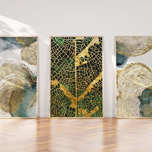 Puede incluir: Tres impresiones de arte abstracto con acentos dorados y verdes. Las impresiones presentan un patr&oacute;n de anillos de &aacute;rbol, un patr&oacute;n de venas de hojas y una combinaci&oacute;n de ambos.