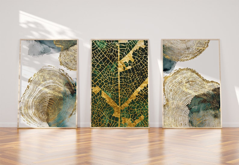 Puede incluir: Tres impresiones de arte abstracto con acentos dorados y verdes. Las impresiones presentan un patr&oacute;n de anillos de &aacute;rbol, un patr&oacute;n de venas de hojas y una combinaci&oacute;n de ambos.