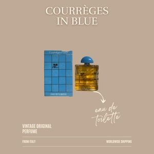Può includere: Flacone e scatola di profumo vintage Courrèges in Blue. Il flacone ha un tappo blu e contiene un liquido dorato. La scatola è azzurra con un motivo a griglia e le parole "Courrèges in Blue" e "eau de toilette".