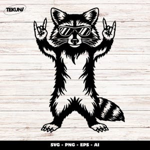 Op de afbeelding: Zwart-wit illustratie van een wasbeer met een zonnebril die een rock and roll handgebaar maakt. De wasbeer heeft een gestreepte staart en staat rechtop. De afbeelding bevat de tekst "SVG - PNG - EPS - AI".