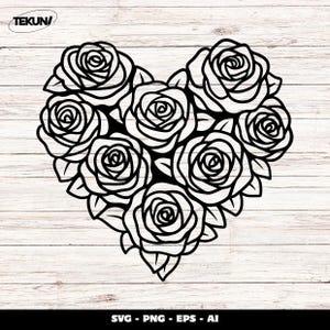 Könnte beinhalten: Schwarz-weißes Blumenherz-Design. Das Herz besteht aus Rosen und Blättern. Das Bild enthält den Text "SVG - PNG - EPS - AI". Der Hintergrund ist ein helles Holzmaserung.