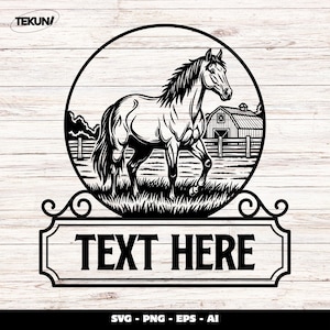 Puede incluir: Ilustración en blanco y negro de un caballo dentro de un marco circular, con una escena de granero y campo en el fondo. Un letrero rectangular en la parte inferior muestra "TEXT HERE". La imagen está sobre un fondo de vetas de madera clara.