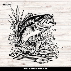 Könnte beinhalten: Schwarz-Weiß-Illustration eines Großmaulbasses, der aus dem Wasser springt, umgeben von Seerosen und Schilf. Der Fisch ist detailliert mit Schuppen und Flossen dargestellt, mit spritzendem Wasser. Der Text "SVG - PNG - EPS - AI" ist enthalten.