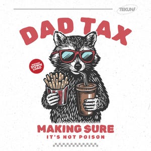 Op de afbeelding: Een zwart-wit illustratie van een wasbeer met een rode zonnebril, die een drankje en friet vasthoudt. De tekst "DAD TAX" staat boven de wasbeer, en "MAKING SURE IT'S NOT POISON" staat eronder. Een rode cirkel zegt "INSTANT DOWNLOAD".