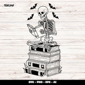 Peut inclure: Illustration en noir et blanc d'un squelette lisant un livre, assis sur une pile de livres. Trois chauves-souris volent au-dessus de sa tête. Le texte "SVG - PNG - EPS - AI" est visible en bas de l'image.