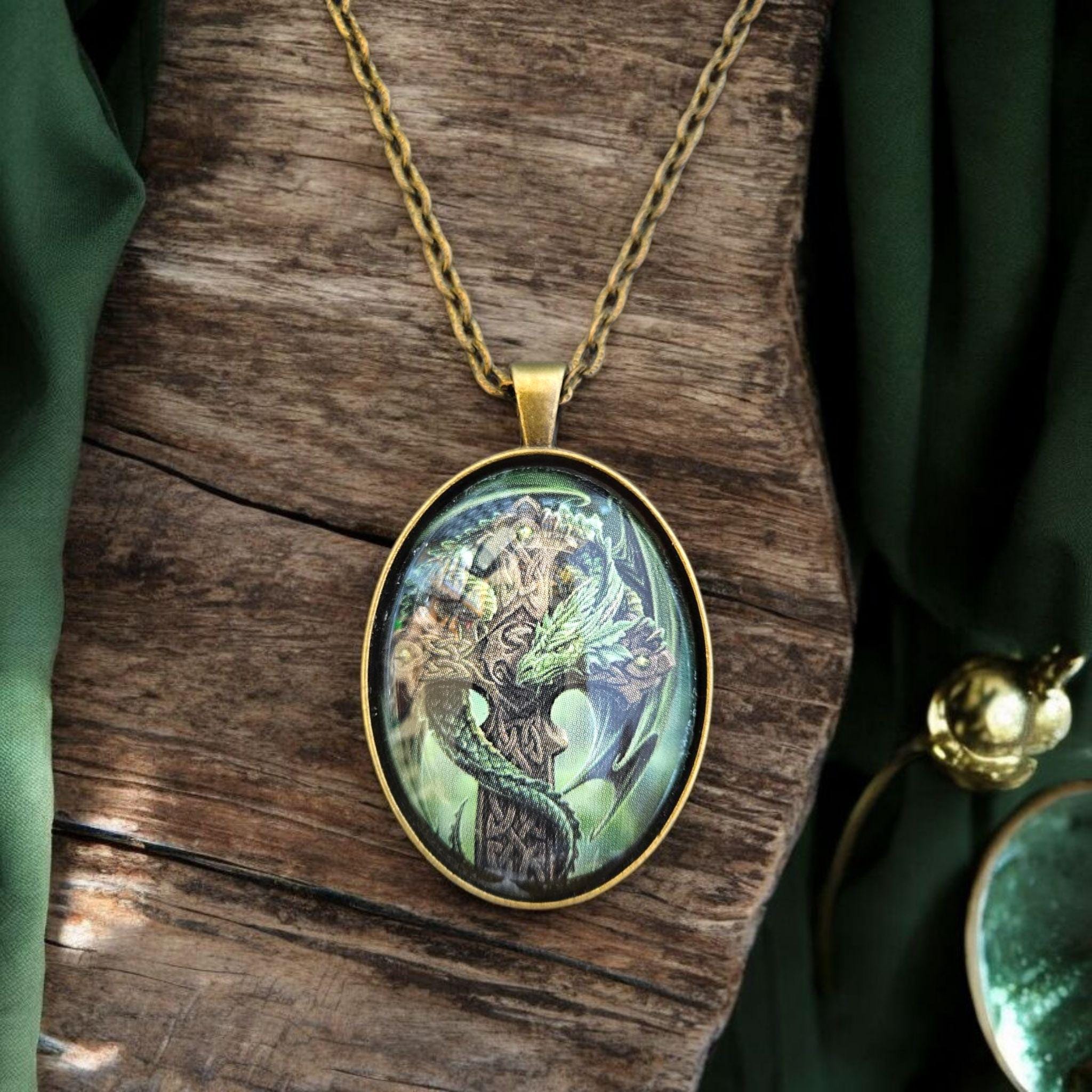 Médaillon Vintage Rond Métal Doré à Motif Celtique Émaillé Vert - Occasion | Pendentif Breton Ancien