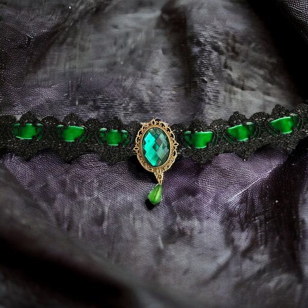 Collier ras de cou dentelle noire et velours vert.