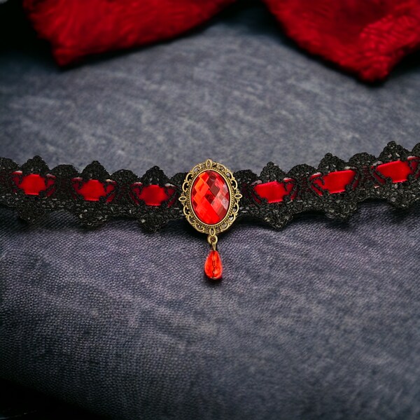 Collier ras de cou dentelle noire et velours rouge.