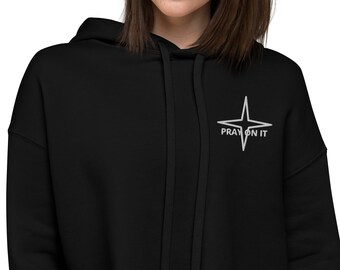 Puede incluir: Sudadera con capucha negra con una estrella blanca y el texto "Pray On It" bordado en la parte delantera.