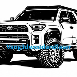 Op de afbeelding: Zwart-wit illustratie van een Toyota SUV met grote offroad banden. Het voertuig heeft een dakdrager, koplampen en de tekst "Vang3dwoodandlaser" in het blauw.