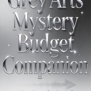 以下が含まれることがあります： 光沢のあるメタリックシルバーのフォントで「Grey Arts Mystery Budget Companion」という言葉が書かれたデジタル画像。テキストは、白い矢印と「Next Page for Specifics」というテキストが入ったグラデーションのグレーの背景に配置されています。
