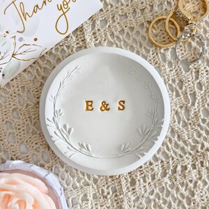 イニシャル入りパーソナライズリングディッシュ • カスタムエンゲージリングホルダー • カップルへの結婚祝い • モノグラムジュエリートレイ記念品