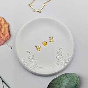 Plato para anillos de boda personalizado, plato para anillos con personalización de flores, soporte para anillos personalizado, regalo de compromiso, regalo de boda, plato para anillos de arcilla
