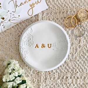 カスタムイニシャルリングディッシュ、花柄のパーソナライズジュエリートレイ、カップルへの婚約ギフト、ウェディング記念品、ハンドメイドリングホルダー