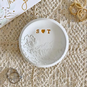 Plato para anillos con iniciales personalizadas, bandeja personalizada para anillos de pareja, soporte para anillos de boda en la playa, regalo de compromiso costero