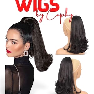 Op de afbeelding: Een donkerbruine paardenstaart haarextensie met een gladde bovenkant en gekrulde uiteinden, getoond op een model en twee etalagepoppen. De tekst WIGS by Caphy staat in rode en zwarte letters bovenaan de afbeelding weergegeven.