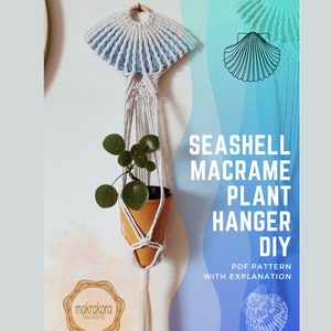 Op de afbeelding: Een witte en blauwe macramé plantenhanger in de vorm van een schelp. De hanger hangt aan een witte muur en heeft een kleine potplant erin. De tekst "Seashell Macrame Plant Hanger DIY PDF Pattern with Explanation" staat in zwarte tekst op een blauwe en roze achtergrond.