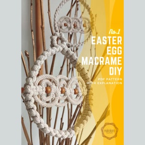 Op de afbeelding: Een DIY macramé paasei-patroon met instructies. Het patroon heeft een beige macramé ei met houten kralen die aan een tak hangen. De tekst op de afbeelding luidt "No. 1 Easter Egg Macrame DIY PDF Pattern with Explanation"