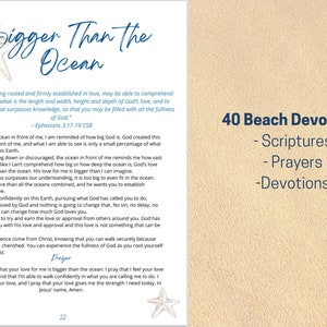 Puede incluir: Una p&aacute;gina de un libro de devociones con una estrella de mar azul y blanca en el lado izquierdo y un fondo beige en el lado derecho. El texto en el lado izquierdo dice "Bigger Than The Ocean" e incluye una cita de Efesios 3:17-19. El texto en el lado derecho dice "40 Beach Devotions" y enumera "Escrituras", "Oraciones" y "Devociones".