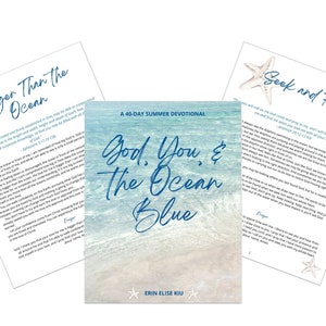 Puede incluir: Un devocional de verano de 40 d&iacute;as titulado "Dios, t&uacute; y el oc&eacute;ano azul" por Erin Elise Kiu. La portada presenta una escena de playa con agua azul y arena blanca.
