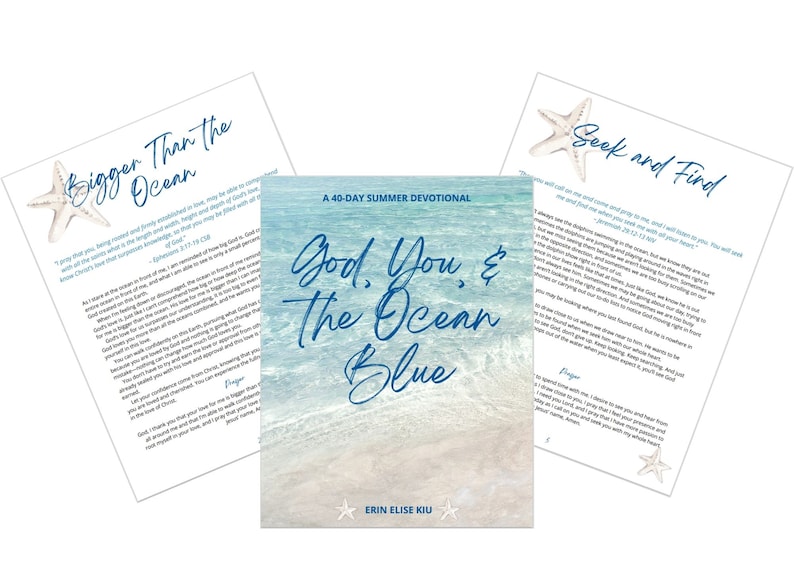 Puede incluir: Un devocional de verano de 40 d&iacute;as titulado "Dios, t&uacute; y el oc&eacute;ano azul" por Erin Elise Kiu. La portada presenta una escena de playa con agua azul y arena blanca.