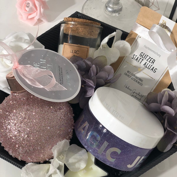 Geschenkset Wellness ''Glitzer Badekugel'', Schaumbad in einer Glitzerkugel, Glitzer Peeling-Jelly, Duftkerze, Tee mit Botschaft, Teelicht