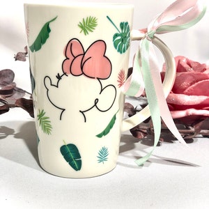 Geschenkset ''Minnie Mouse Tasse, enjoy today'', ROSA Keramik-Tasse von Minnie Mouse mit beidseitigen Druck, Olivenwachskerze im Glas Bild 3