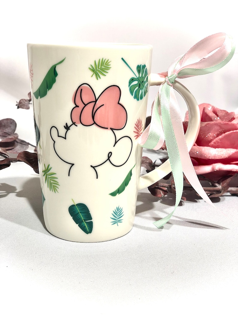Geschenkset ''Minnie Mouse Tasse, enjoy today'', ROSA Keramik-Tasse von Minnie Mouse mit beidseitigen Druck, Olivenwachskerze im Glas Bild 3