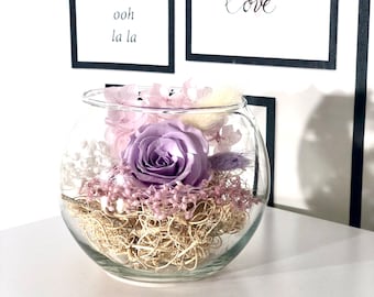 Longlife Rose im Kugelglas / echte, konservierte Rose in Lila, Hortensie in Lila, zartes Blumengesteck im Glas, mit Geschenkbox