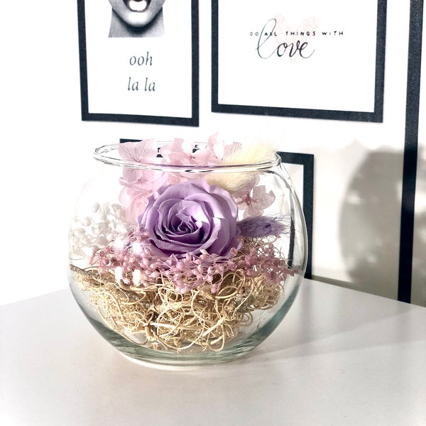 Longlife Rose im Kugelglas / echte, konservierte Rose in Lila, Hortensie in Lila, zartes Blumengesteck im Glas, mit Geschenkbox