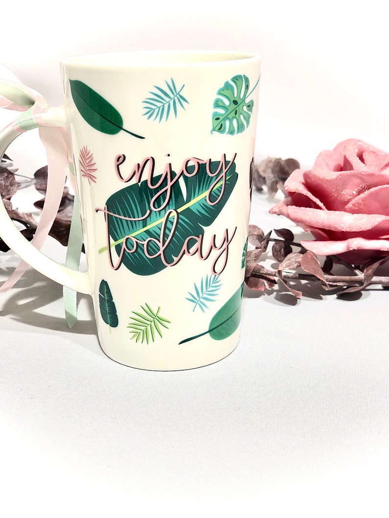 Geschenkset ''Minnie Mouse Tasse, enjoy today'', ROSA Keramik-Tasse von Minnie Mouse mit beidseitigen Druck, Olivenwachskerze im Glas Bild 4