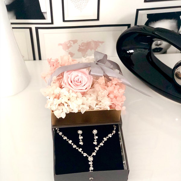 Geschenkset Blumenbox mit Schmuck-Set, konservierte Blumen, Kette und Ohrringe im Blüten-Design mit Strass