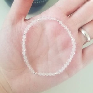 Bransoletka Tiny Rose Quartz Stacking, minimalistyczna biżuteria z kamieni szlachetnych, biżuteria z kwarcu i srebra próby 925, prezent na walentynki dla niej