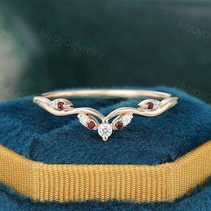 Einzigartiger geschwungener Granat Ehering Vintage Gelbgold Diamant Ehering Diamant Brautring Passender Stapelring Ehering