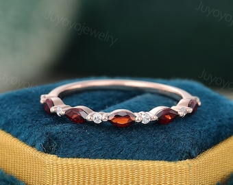 Obrączka ślubna z granatem w stylu vintage Obrączka ślubna z różowego złota z półwiecznością Pierścionek z moissanitem w stylu markizy Antyczna obrączka rocznicowa Prezent dla niej