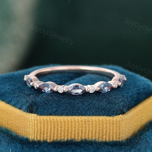 Unieke halve eeuwigheid alexandriet trouwring roségouden moissaniet trouwring Marquise bijpassende stapelring sierlijke ring jubileumring
