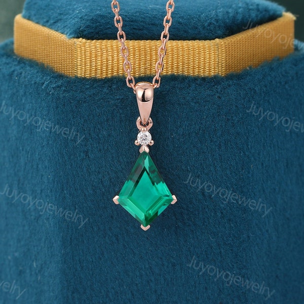 Vintage kite shaped emerald necklace Solid rose gold moissanite necklace Unique diamond necklace Simple pendant Delicate pendant Gift