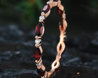 Vigselring med granat i allians, roséguld, moissanit, marquisering, matchande stapelring, jubileumsring, present till kvinna