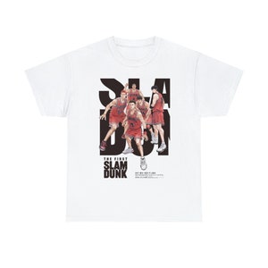 Peut inclure: T-shirt blanc avec un graphique noir et blanc de joueurs de basket-ball de l'anime "Slam Dunk". Le graphique présente le texte "The First Slam Dunk" et les joueurs en action.