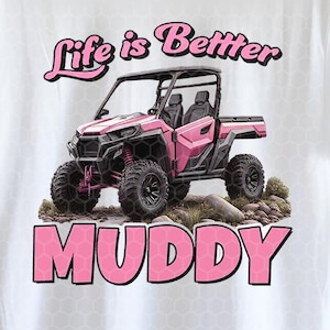La vie est meilleure, boueuse PNG pour sublimation | VTT côte à côte haute définition | Design de chemise femme côte à côte | Design de tshirt Four Wheeler