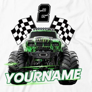 Könnte beinhalten: Weißes T-Shirt mit einem grünen Monstertruck-Motiv, karierten Flaggen und der Zahl "2". Der Text "YOURNAME" ist unter dem Truck gedruckt.