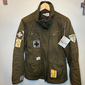 Chaqueta militar reciclada para mujer, parches pintados a mano, arte para vestir con mensaje cristiano - Mediana