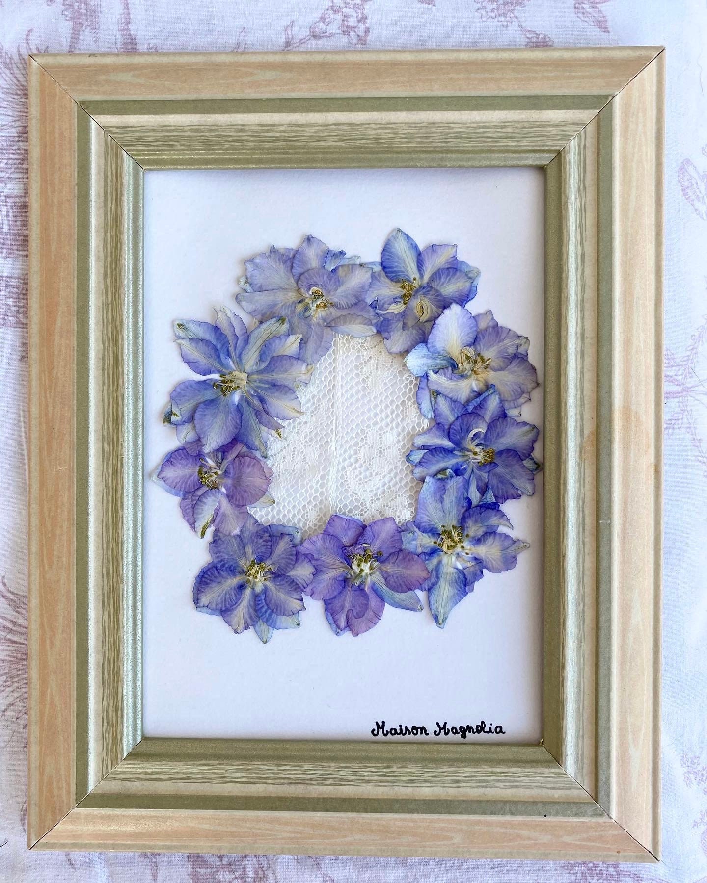 Cadre Couronne de Fleurs Séchées et Dentelle