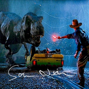 Könnte beinhalten: Eine Szene aus dem Film Jurassic Park mit einem Tyrannosaurus Rex und einer Person, die eine Fackel hält. Die Person steht in der Nähe eines gelb-grünen Jeeps. Das Bild trägt die Signatur "Sam Neill" in Weiß.