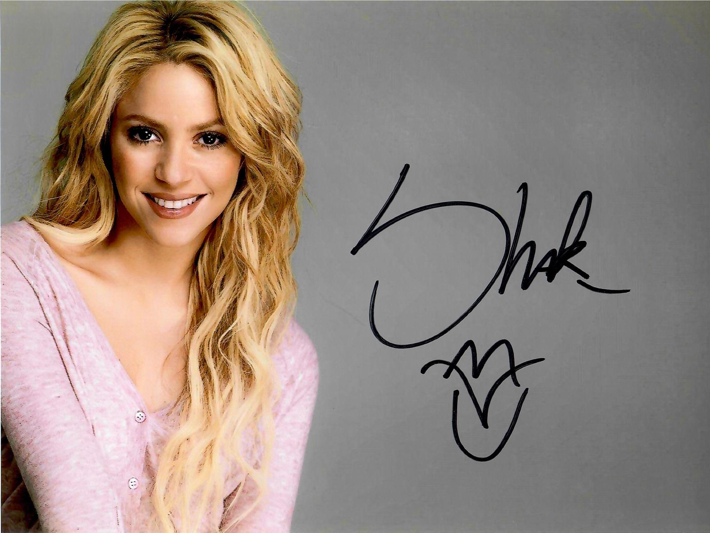 シャキーラ直筆サイン入り2Lサイズ写真…Shakira シャキーラ直筆サイン入り2Lサイズ写真…Shakira - メルカリ